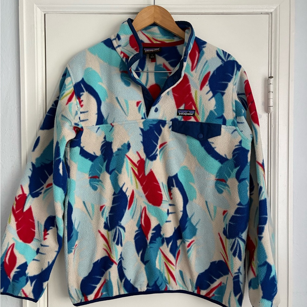 Patagonia Fleece Pullover Jacket in Light Blue, Navy & Red Feather Print